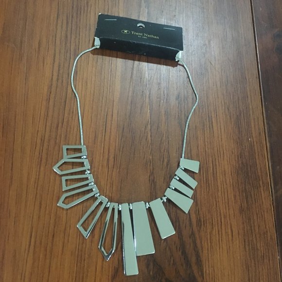 Sliver Fashion Necklace (NWT) - Picture 2 of 3